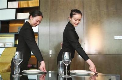 中国最“贵”服务员:曾3次服务国宴,能请得起她的品牌酒店不多